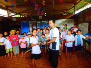 ソーラーランタンの贈呈