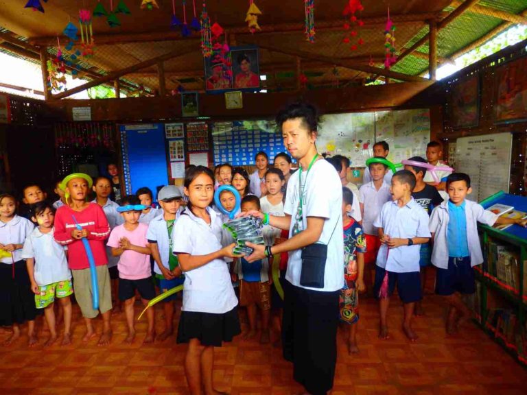 ソーラーランタンの贈呈